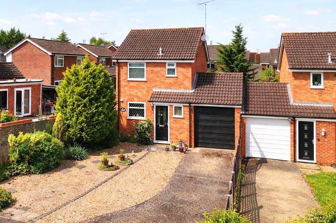Caernarvon, Frimley, Camberley, Surrey, GU16 8YQ