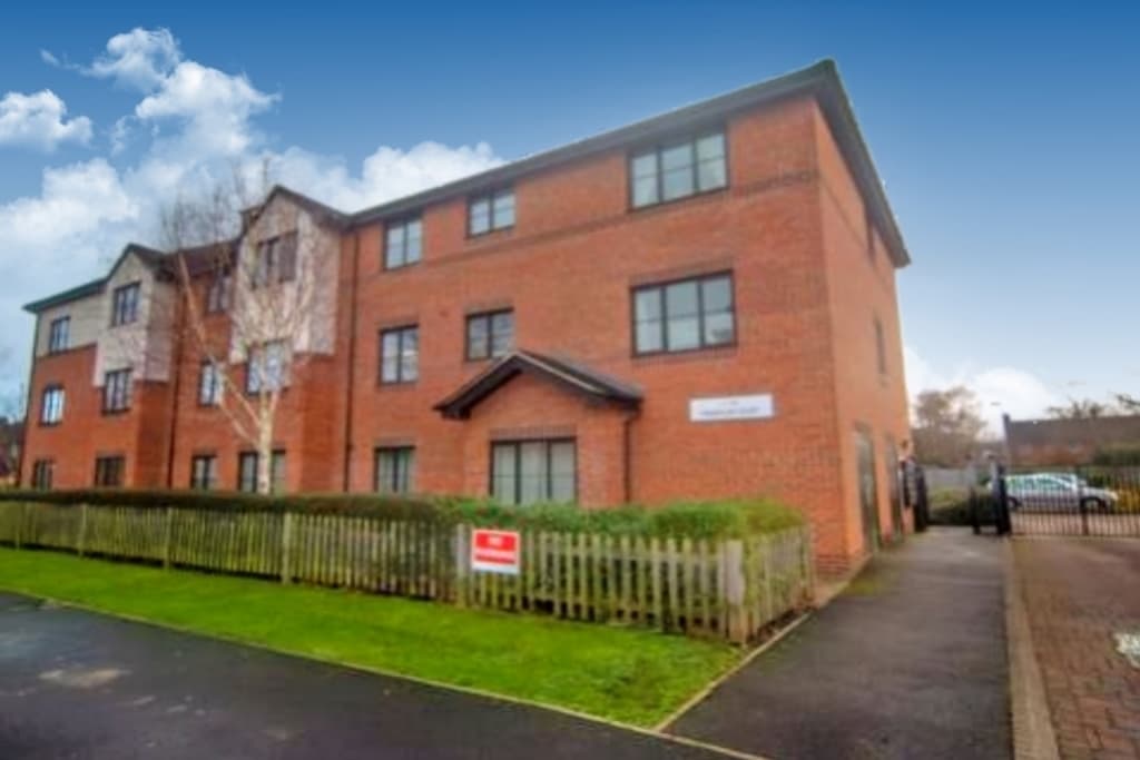 Franklin Court, Whetstone Road, Farnborough, Hants, GU14