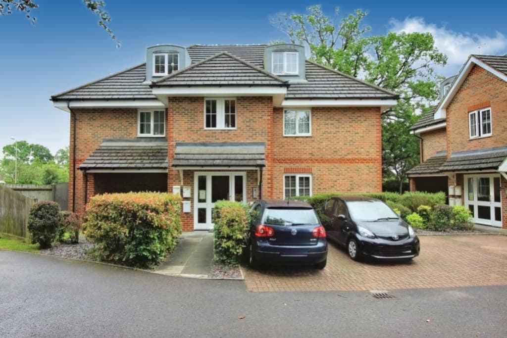 Hazelwood Court, The Covert, Farnborough, Hants, GU14