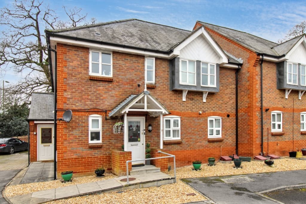 Woodland Crescent, Farnborough, Hampshire, GU14